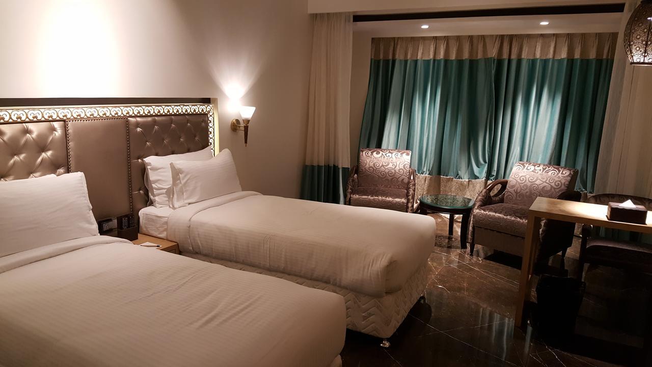 Hotel Peninsula Redpine Mumbai Exteriör bild